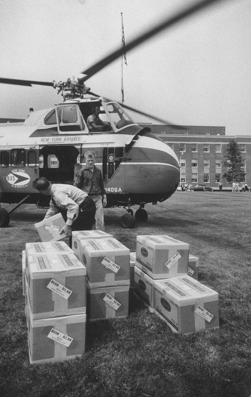 In 1957 worden dozen met het vaccin van Hilleman per helikopter door de Verenigde Staten gebracht