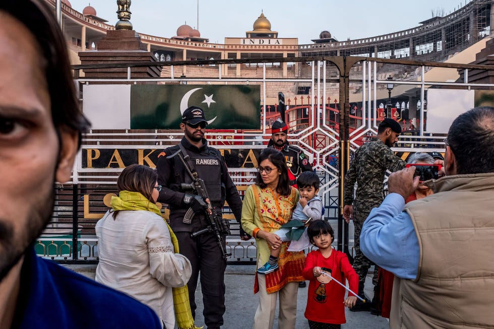 PakistanIn Wagah in de Pakistaanse provincie Punjab poseren bezoekers met soldaten na de dagelijkse spectaculaire sluitingsceremonie aan de grens met India Toen beide landen in 1947 als onafhankelijke landen uit BritsIndi voortkwamen werd de provincie Punjab in tween gesplist Zowel voor de beide Punjabs als voor de beide landen als geheel is het stroomgebied van de Indus een belangrijke bron van spanningen
