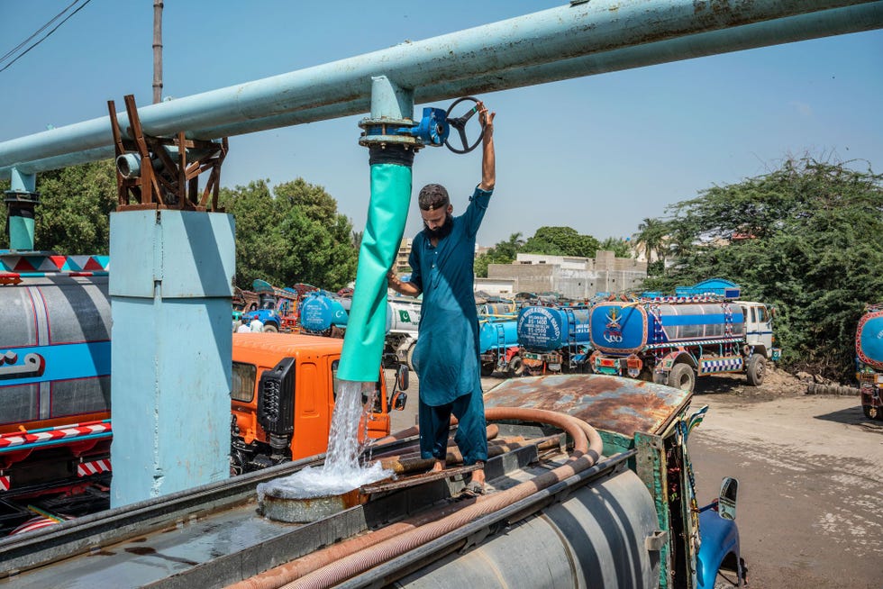 PakistanIn Karachi aan de Arabische Zee vult een chauffeur zijn tankwagen met water dat via een pijpleiding vanuit de rivier de Indus wordt aangevoerd  in dit geval legaal Maar een bloeiende zwarte markt zorgt voor ernstige watertekorten onder de armen