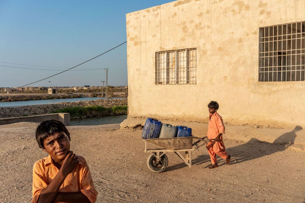 PakistanKinderen halen drinkwater bij een zuiveringsinstallatie aan de oever van het Mancharmeer in Sindh Het is het grootste zoetwatermeer van Pakistan Doordat er stroomopwaarts veel irrigatiewater aan de rivier wordt onttrokken en er landbouwgif het meer insijpelt heeft vrijwel alle vis het loodje gelegd Het water is zo vervuild dat het zonder behandeling ondrinkbaar is
