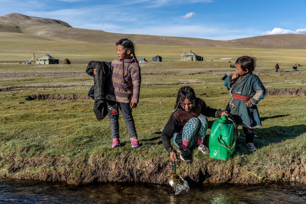 ChinaNomadenkinderen scheppen water uit de Indus in Tibet De bovenloop van de rivier valt onder het bestuur van China dat in 2006 een dam aanlegde Dat zorgde voor wrevel bij India en Pakistan die sterk afhankelijk zijn van de Indus