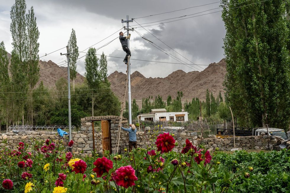 IndiaMonteurs sluiten een huis aan op het elektriciteitsnet in Saboo Ladakh India stimuleert het opwekken van waterkracht in het Indusbekken Dat kost veel geld en heeft verstrekkende gevolgen voor het milieu maar het biedt ook voordelen Zo kon Leh de hoofdstad van Ladakh in 2013 overschakelen van dieselgeneratoren op schonere hydroelektriciteit