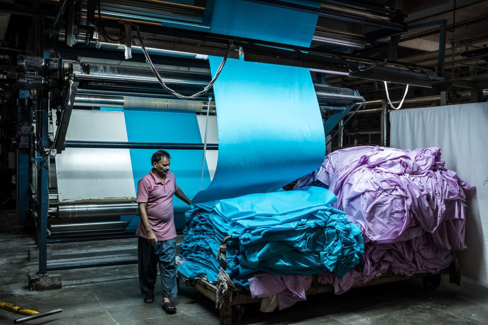 PakistanMet textiel uit fabrieken als deze in Khurrianwala in de Punjab verdient Pakistan meer dan helft van zijn buitenlandse valuta Maar in deze exportgoederen is veel van het schaarse grondwater verwerkt voor de productie van n kilo ruwe katoen is bijna 17000 liter water nodig