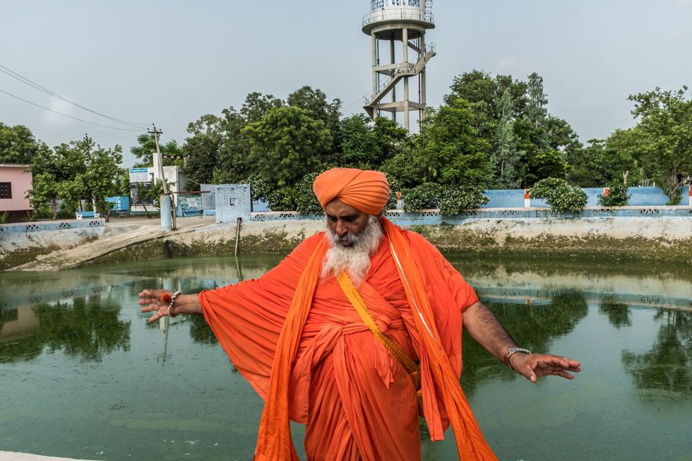 IndiaBalbir Singh Seechewal milieuactivist en Sikh laat de waterzuiveringsinstallatie zien die hij in Sichewali heeft aangelegd toen hij zag dat de watervervuiling niet alleen de fysieke maar ook de spirituele gezondheid van de dorpsbewoners bedreigde De oprichter van de Sikhreligie Goeroe Nanak kreeg een openbaring toen hij een bad nam in een rivier