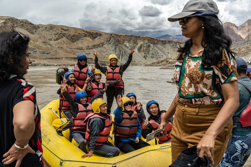IndiaIn de laatste jaren is het toerisme in Ladakh sterk gegroeid en is de regio een toevluchtsoord geworden voor Indirs die de hitte van de zomer willen ontvluchten Deze vakantiegangers bezoeken de samenloop van de rivieren Indus en Zaskar ten westen van Leh