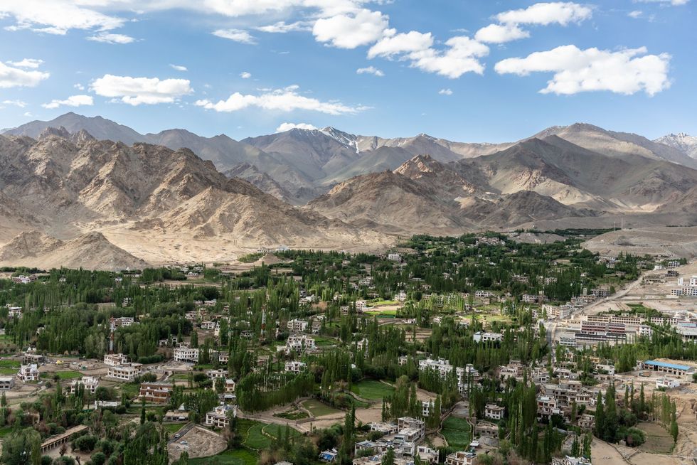 IndiaLeh is de grootste stad in Ladakh Doorgaans wordt het inwonertal van het stadje in de zomer ruim dubbel zo groot wanneer honderdduizenden Indiase en buitenlandse toeristen deze plek bezoeken In 2019 stelde de Indiase regering Ladakh onder direct bestuur vanuit New Delhi wat tot meer investeringen van buitenaf zou kunnen leiden