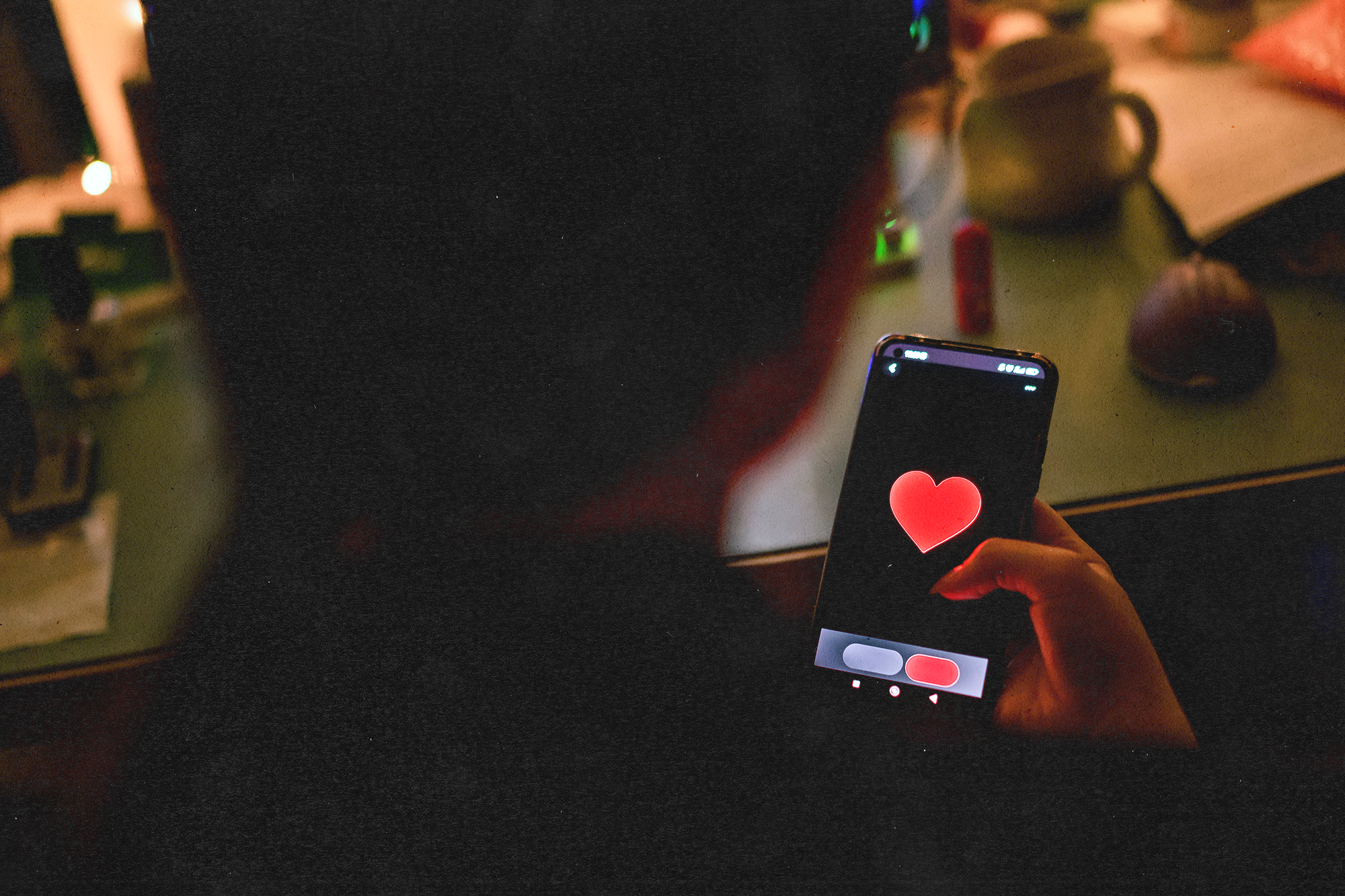 Hinge vs. Tinder: How to Decide Which One to Download, According to Dating Experts