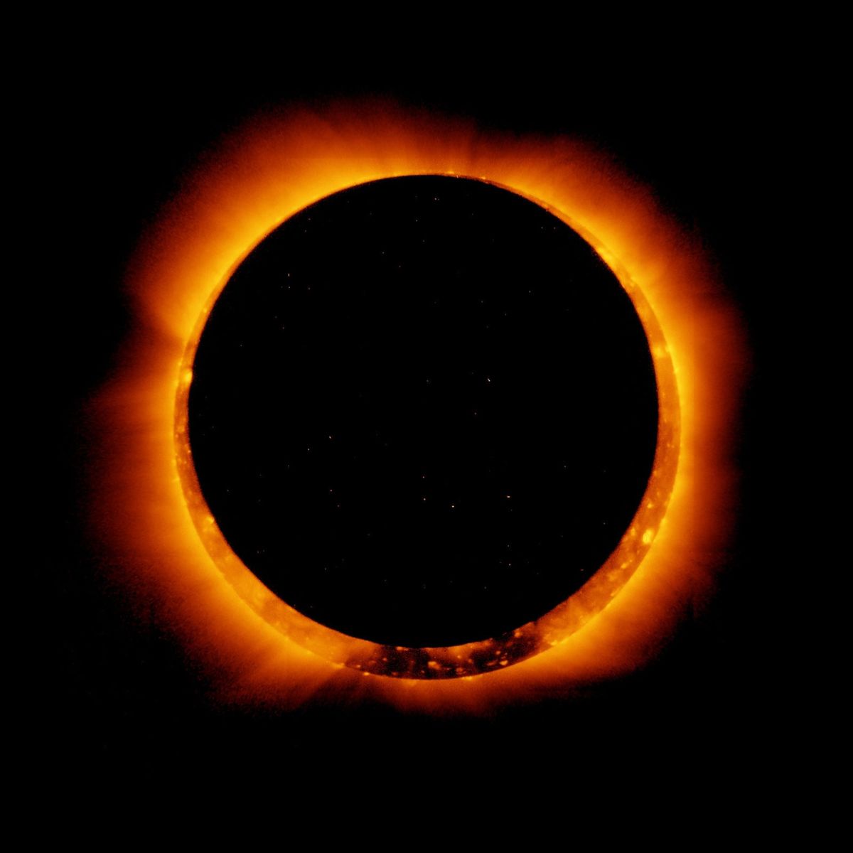 Deze adembenemende foto van een ringvormige zonsverduistering op 4 januari 2010 werd gemaakt door de ruimtesonde Hinode die onderzoek doet naar de zon