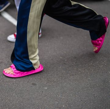 vrouw met roze slippers