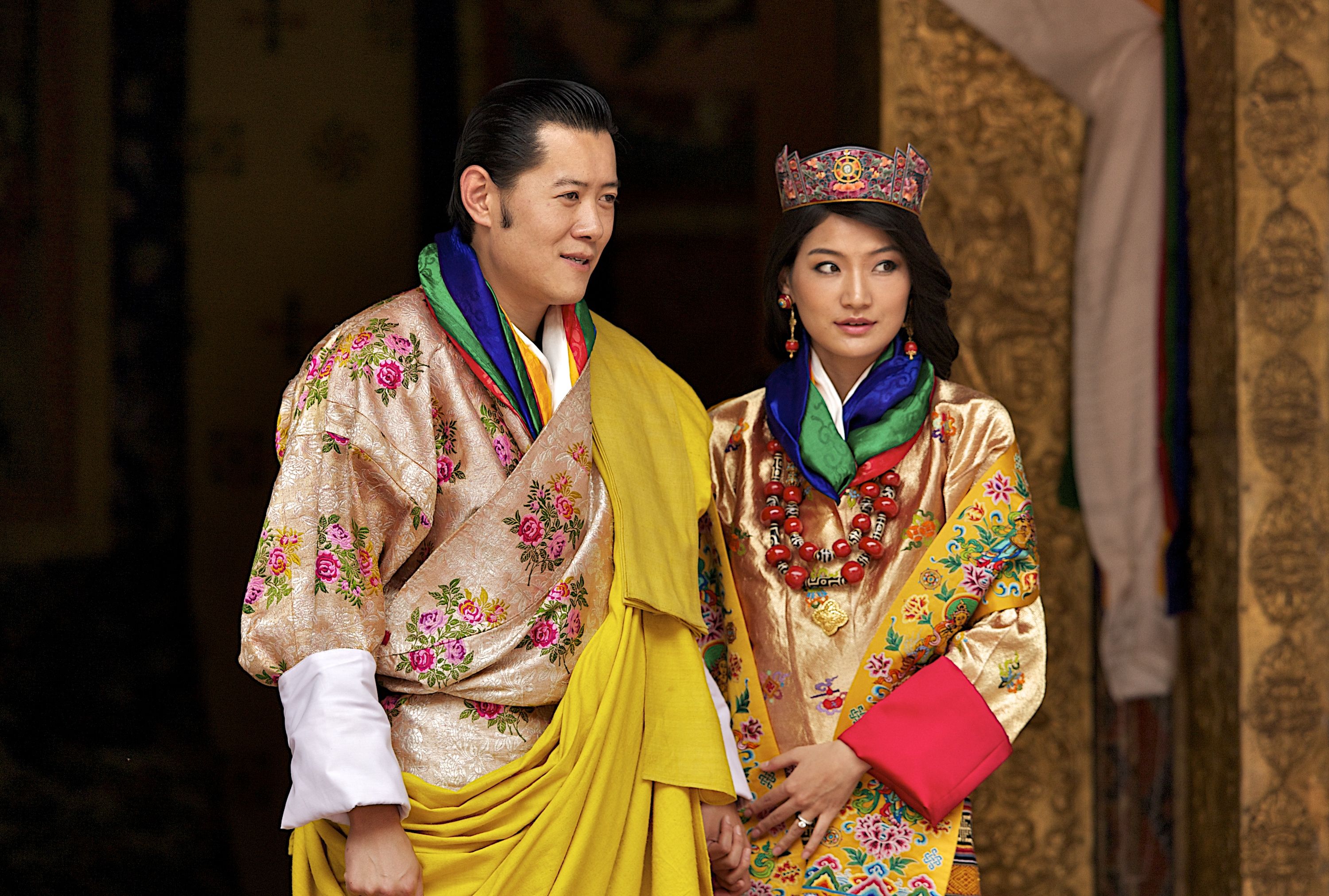 Бутан счастье. Королева бутана Джецун Пема. Джигме Кхесар Намгьял Вангчук. Джецун Пема Вангчук, Королева бутана. Король бутана Джигме Кхесар Намгьял.