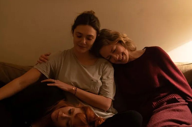 Seine drei Töchter Elizabeth Olsen, Carrie Coon und Natasha Lyonne sitzen zusammen auf einem Sofa