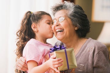 abuela con nieta dándole un regalo