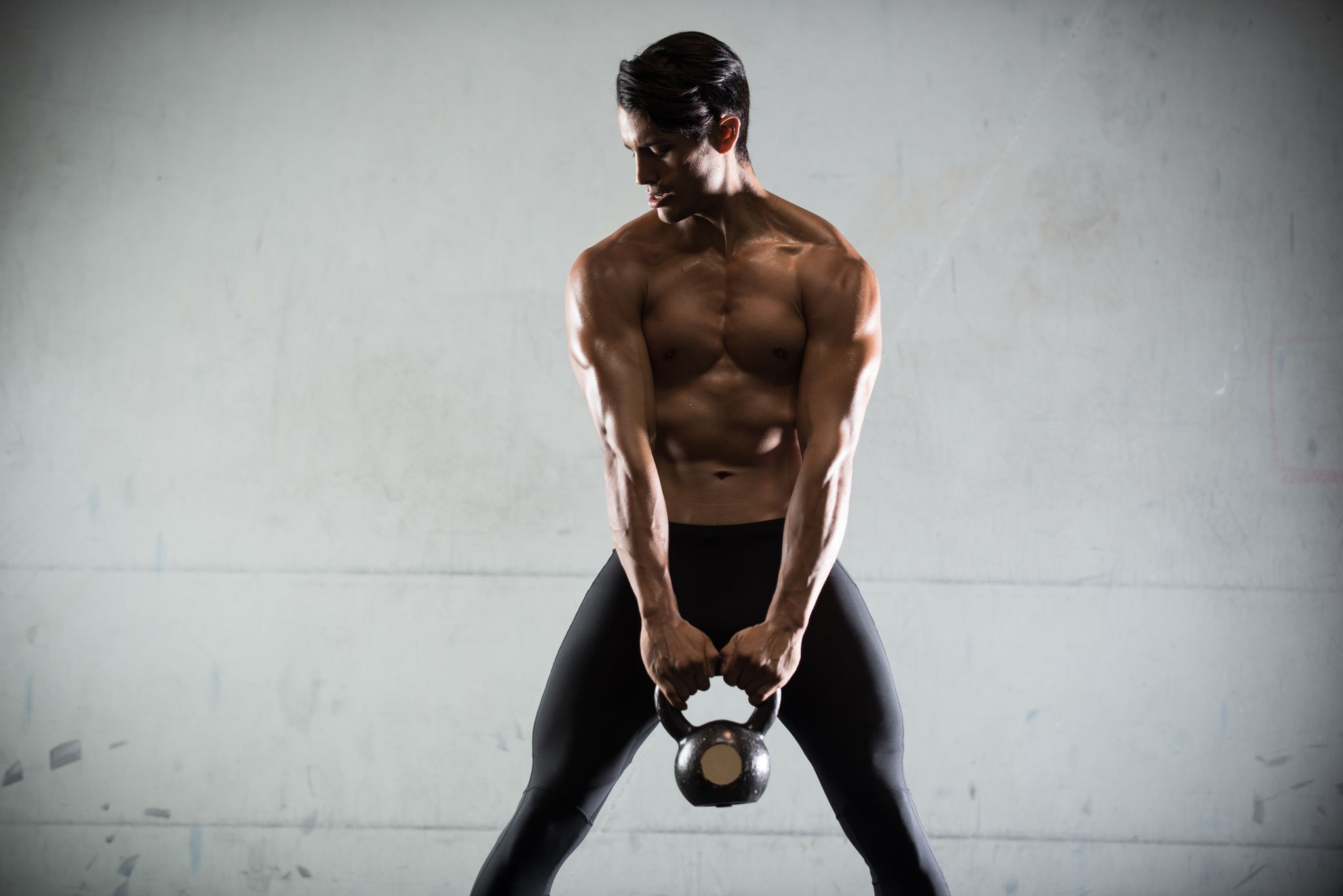 fortalece el core: Botom-up con pesa rusa, el ejercicio que refuerza tu  core