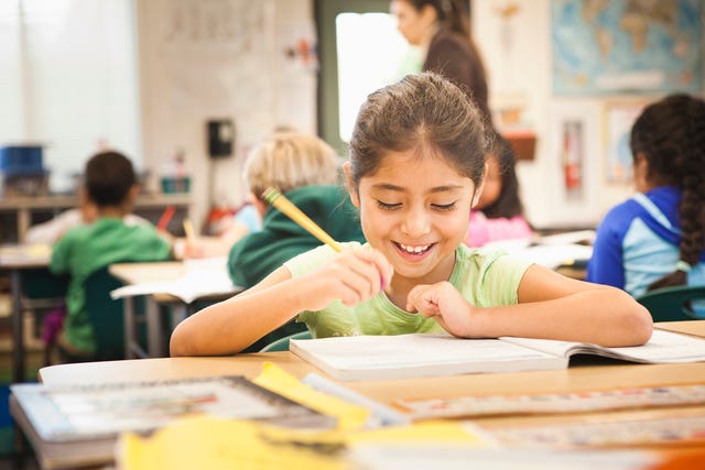 niña clase estudios