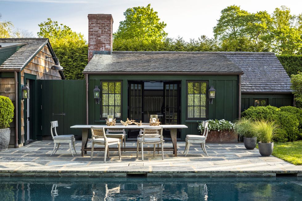 https://hips.hearstapps.com/hmg-prod/images/historical-concepts-and-marders-bridgehampton-pool-dining-area-1645026763.jpg?crop=1xw:1xh;center,top&resize=980:*