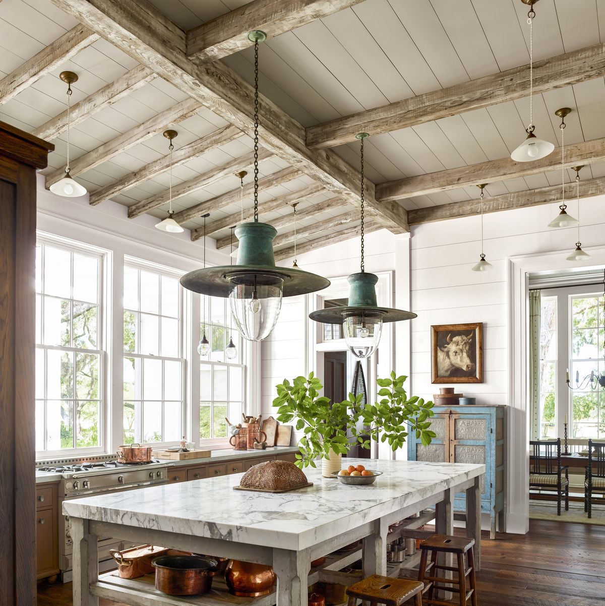https://hips.hearstapps.com/hmg-prod/images/historical-concepts-farmhouse-kitchen-1613099124.jpg?crop=1.00xw:0.740xh;0,0.205xh&resize=1200:*