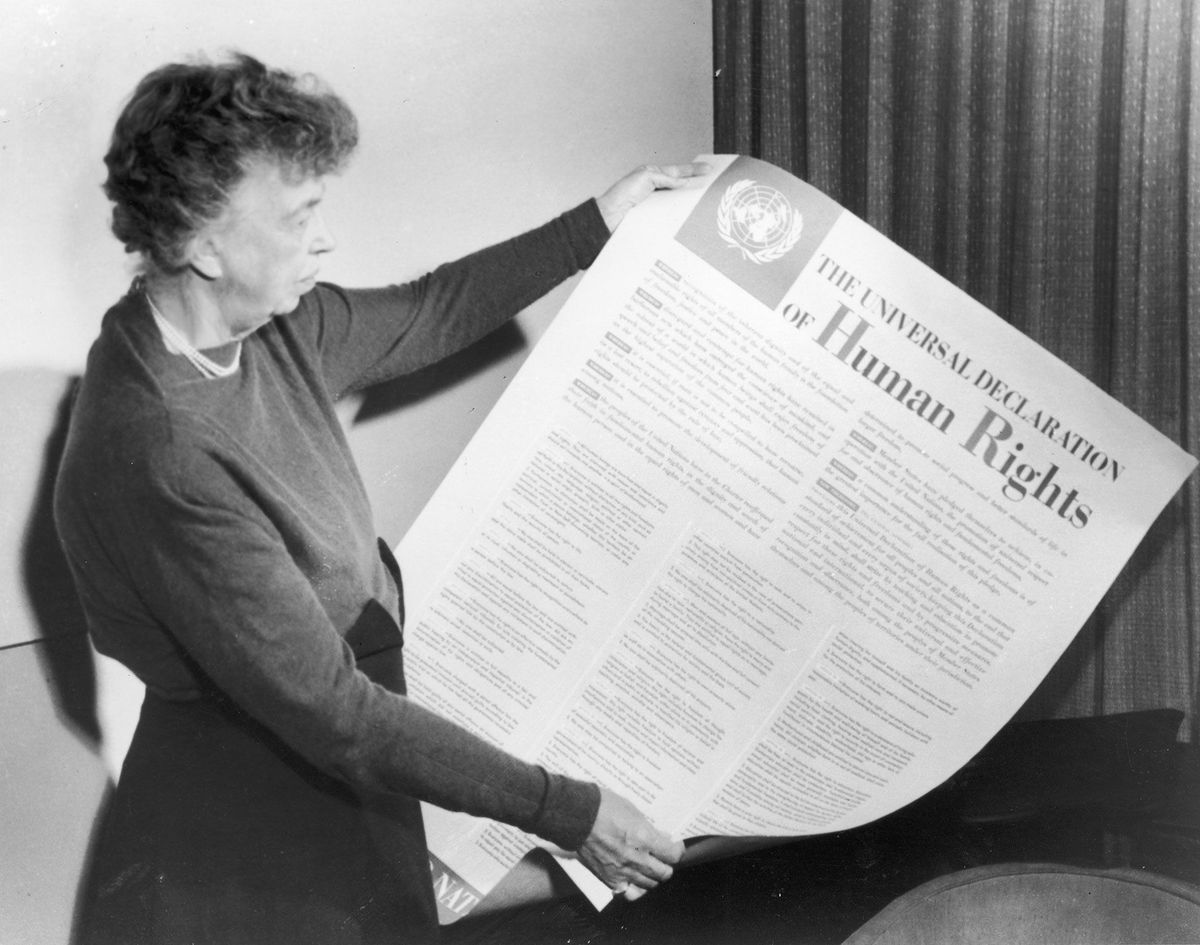 Eleanor Roosevelt toont in 1946 een poster met daarop de Universele Verklaring van de Rechten van de Mens Roosevelt was voorzitter van het VNcomit dat het document opstelde en wordt gezien als de drijvende kracht achter de ratificatie ervan
