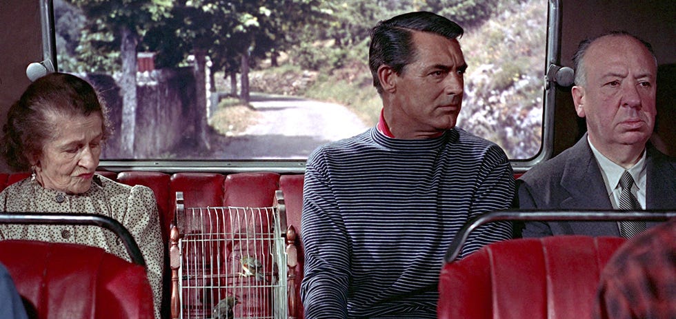 Alfred Hitchcock junto a Cary Grant en su cameo de la película Atrapa a un ladrón