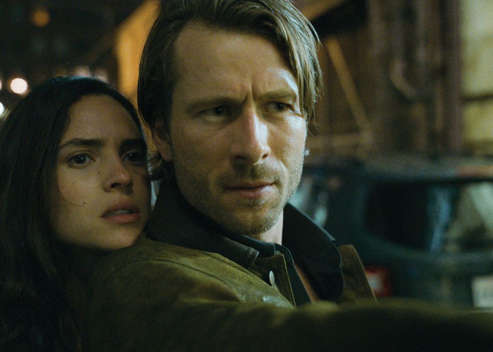 glen powell and adria arjona in a scene from the movie hit man