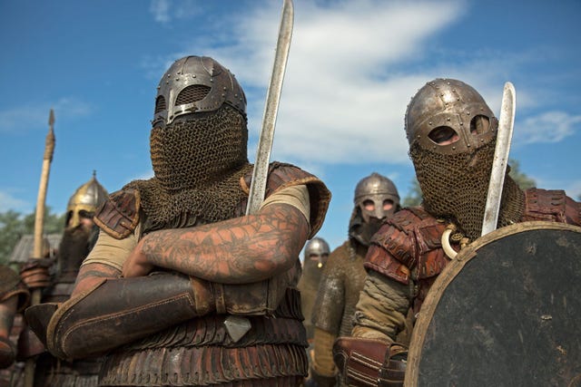 Uitgedost met ijzeren helmen malinkolders en leren kurassen borstharnassen bezoeken reenactors amateurtoneelspelers die historische gebeurtenissen naspelen het Festival van Slaven en Vikingen in het Poolse Wolin Een groot deel van onze kennis over de Vikingen berust op een verrassend klein aantal archeologische vondsten