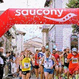 a group of people running in a marathon