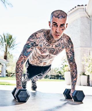 travis barker doing pushups with weights