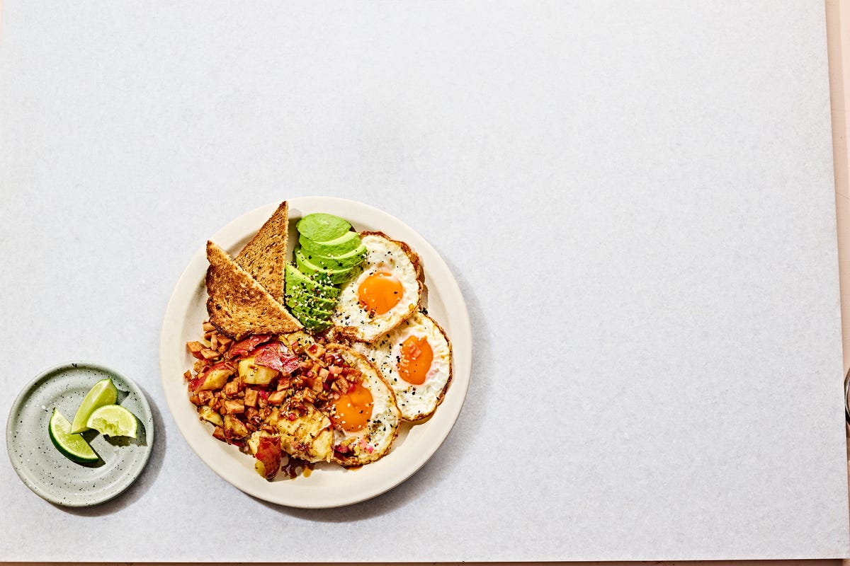 Fit Chef Robbie Felice's High-Protein Eggs & Bacon Breakfast