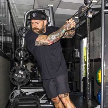 country musician zac brown working out in his truck trailer gym that goes on tour with him