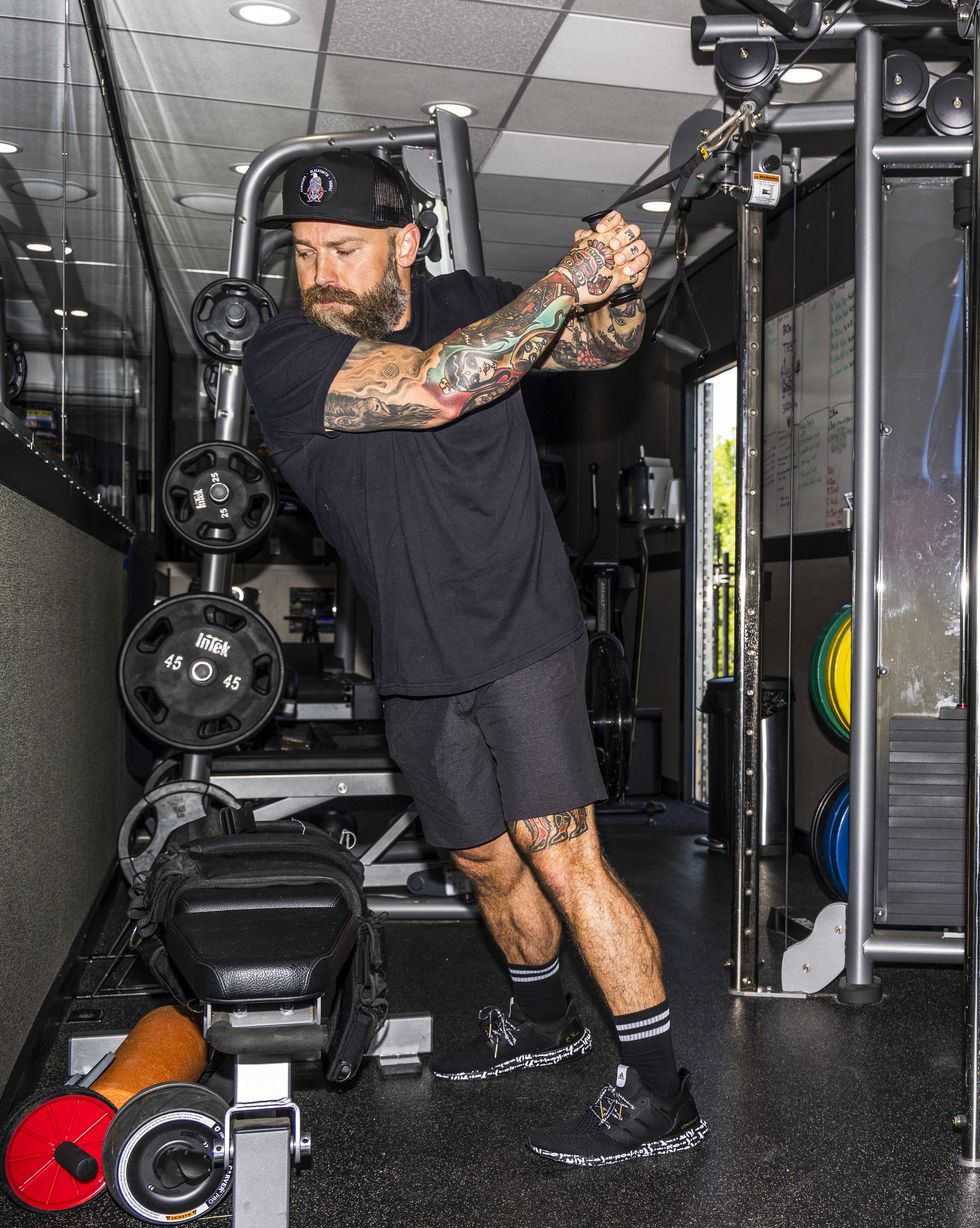 country musician zac brown working out in his truck trailer gym that goes on tour with him