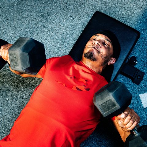 ti works through dumbbell bench press reps