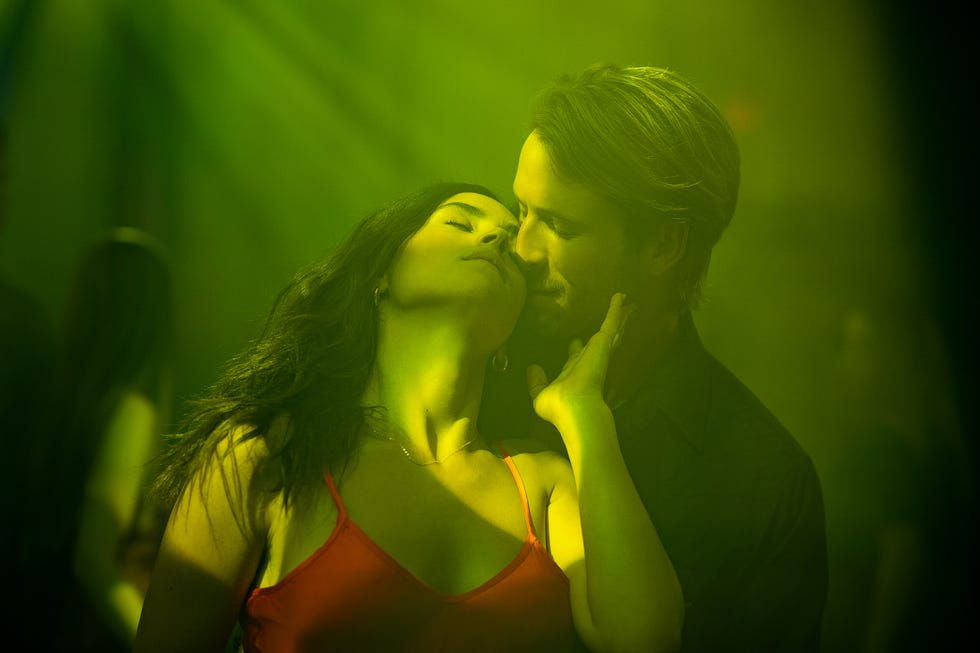 hit man l r adria arjona as madison and glen powell as gary johnson in hit man cr brian roedelnetflix