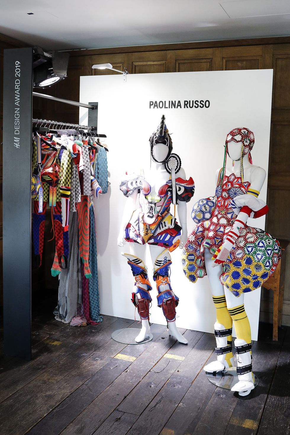 All'ottava edizione dei H&M Design Award 2019 vince la moda sostenibile e lungimirante di Priya Ahluwalia, laureata all'Università di Westmister di Londra, vince con una collezione che combina materiali riciclati e tessuti sostenibili.
