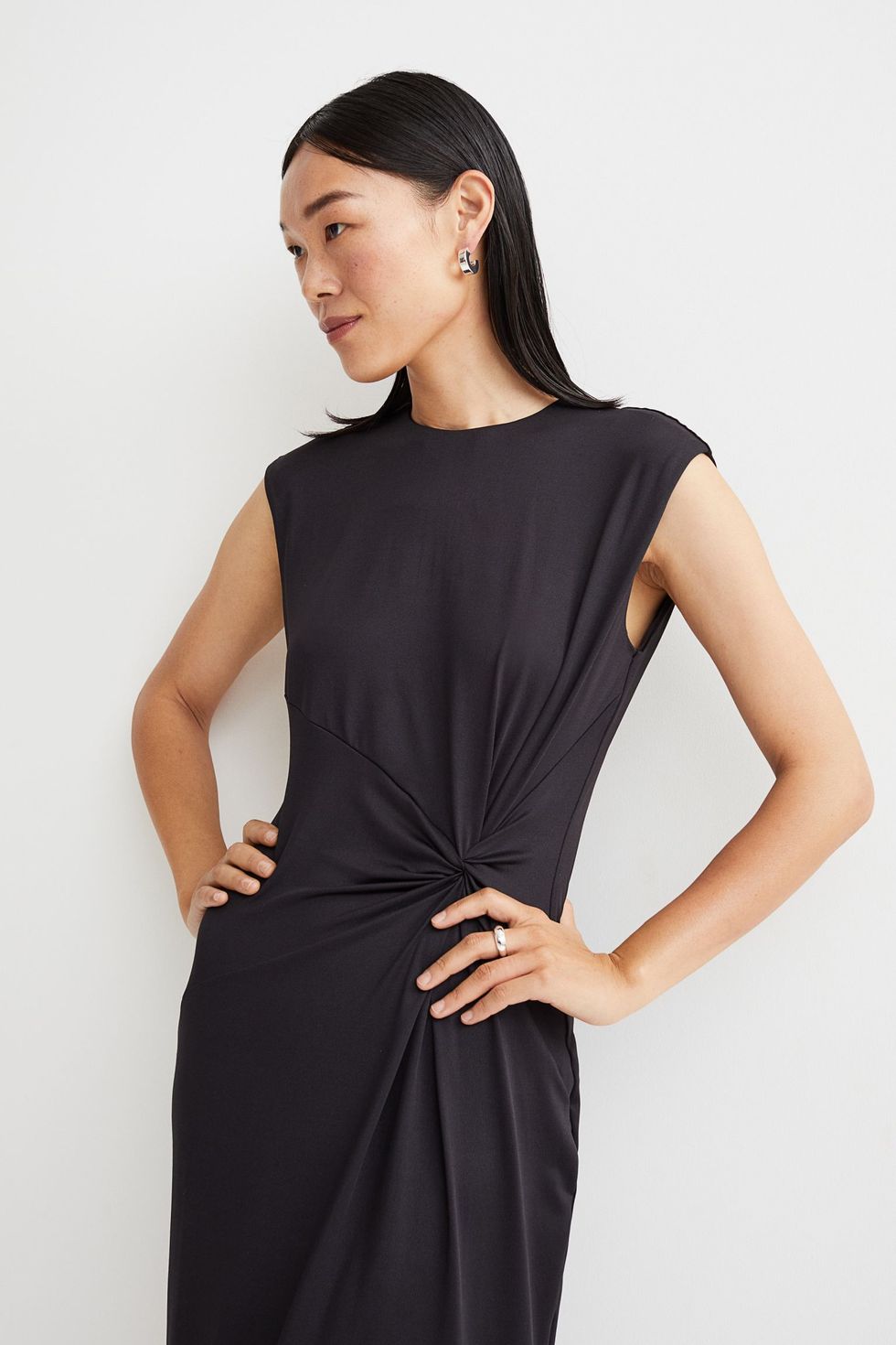 Vestido midi negro de 20 € de H&M lleva incorporado el truco tipazo de las estilistas