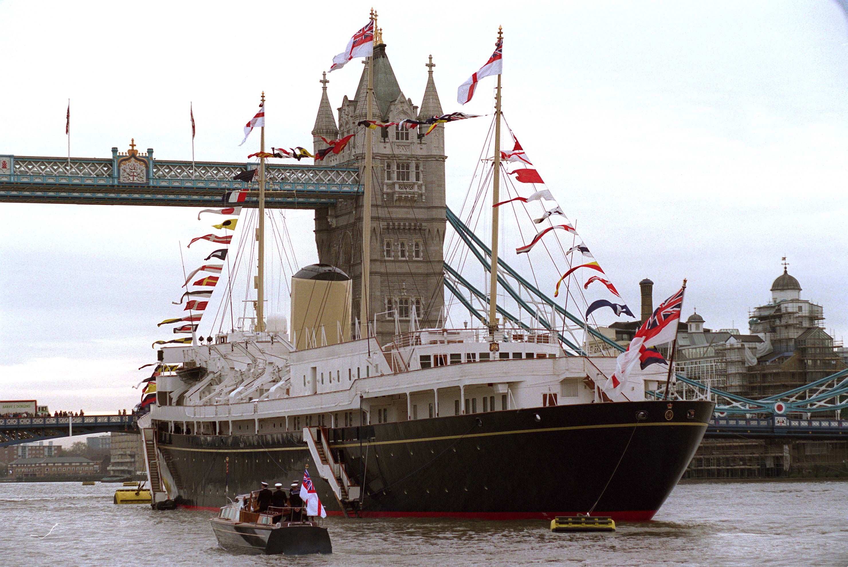 british royal yachts a complete illustrated history