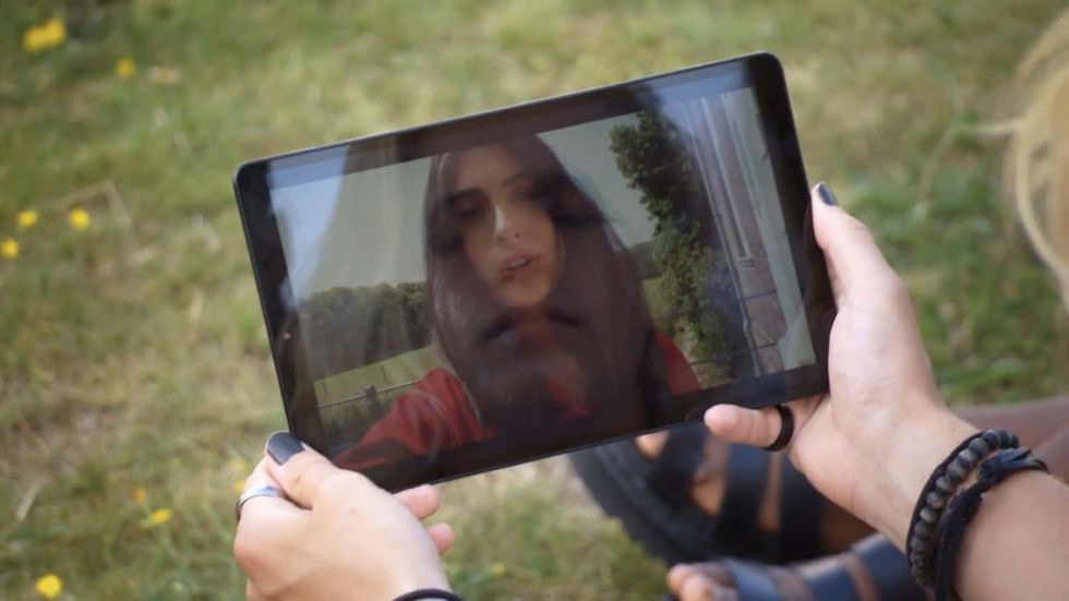 Anna Nooshin vertelt haar Anna Mail op een iPad in Holland's Next Top Model. 