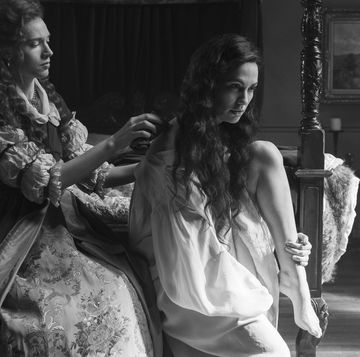 the haunting of bly manor l to r catherine parker as perdita and kate siegel as viola in episode 108 of the haunting of bly manor cr eike schroternetflix © 2020