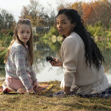the haunting of bly manor l to r amelie smith as flora and tahirah sharif as rebecca jessel in the haunting of bly manor cr eike schroternetflix © 2020