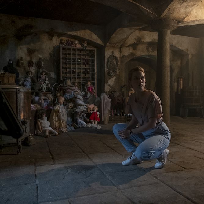 the haunting of bly manor l to r victoria pedretti as dani in the haunting of bly manor cr eike schroternetflix © 2020