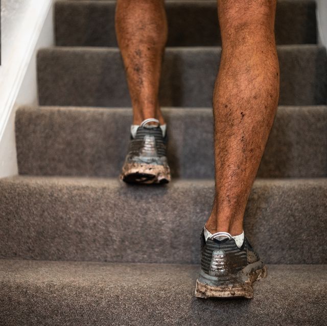 man loopt de trap op met vieze sportschoenen die moeten worden gewassen