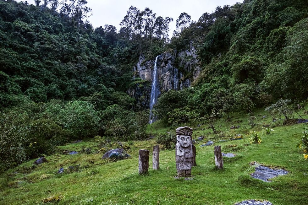 Een replica van een precolumbiaans beeld houdt de wacht bij een waterval in Cauca in het westen van Colombia In vroegere culturen geloofde men dat dit soort megalieten rivieren en alle levende wezens beschermden