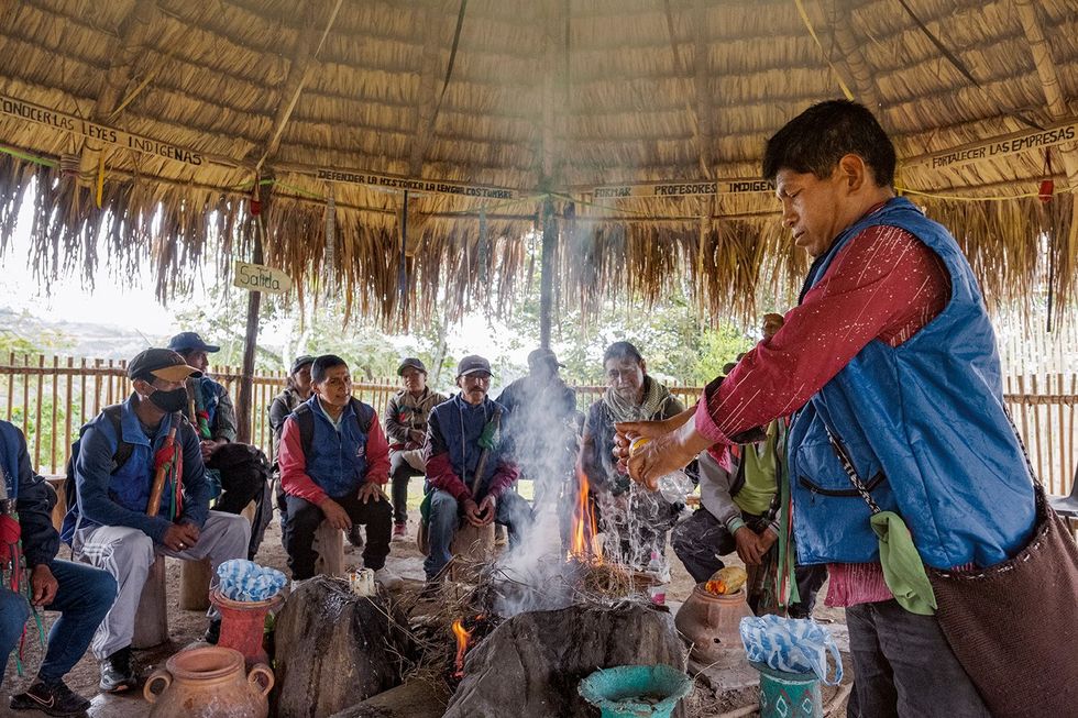 In Cauca voeren etnische Paez die lid zijn van de Guardia Indgena inheemse garde een ritueel uit waarmee ze bij de goden bescherming afsmeken Deze ongewapende burgerwacht is opgericht om milities mensen die natuurlijke hulpbronnen buitmaken en drugssmokkel te weren