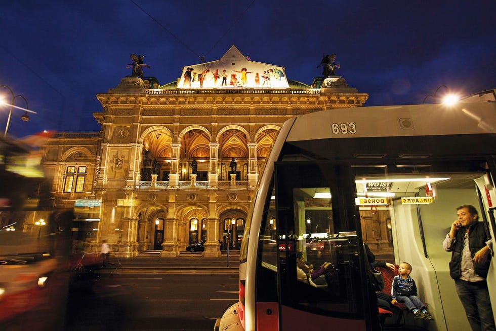 Met de gewone stadstram kun je een mooie rondrit maken langs bezienswaardigheden als het neorenaissancegebouw van de Staatsopera