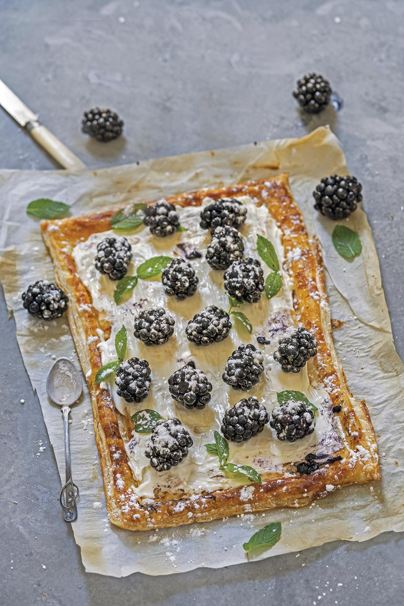 hojaldre con crema pastelera y moras
