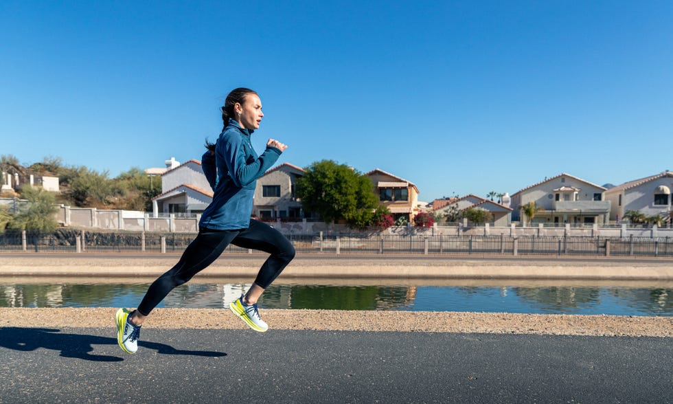 una corredora corriendo con las hoka mach 4, zapatilla de running