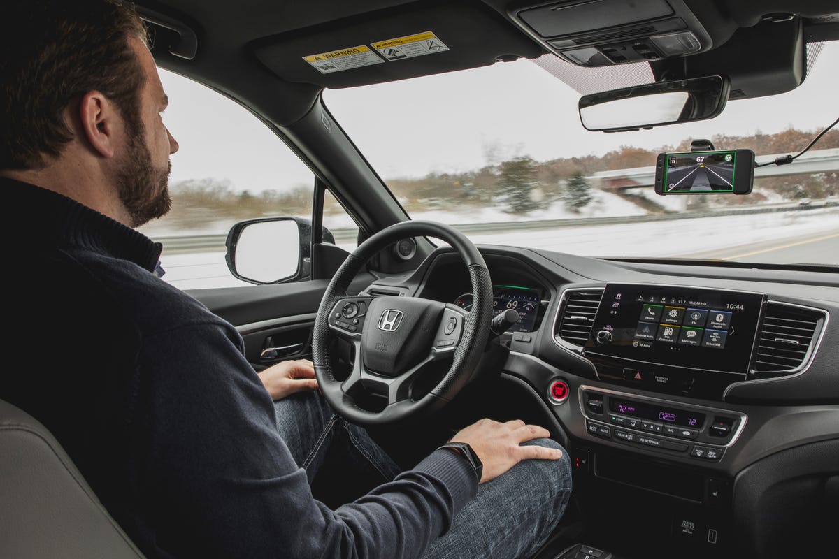 Land vehicle, Vehicle, Car, Motor vehicle, Automotive design, Steering wheel, Kia motors, Driving, Mid-size car, Center console, 