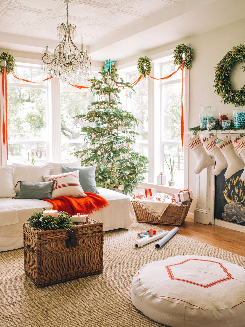 35 Wonderful Christmas Window Display Ideas On A Budget, Home Design And  Interior