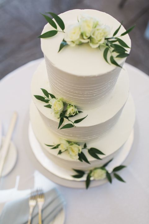 Sugar paste, Wedding cake, Icing, Buttercream, Food, Cake decorating, Cake, Sugar cake, Dessert, Wedding ceremony supply, 