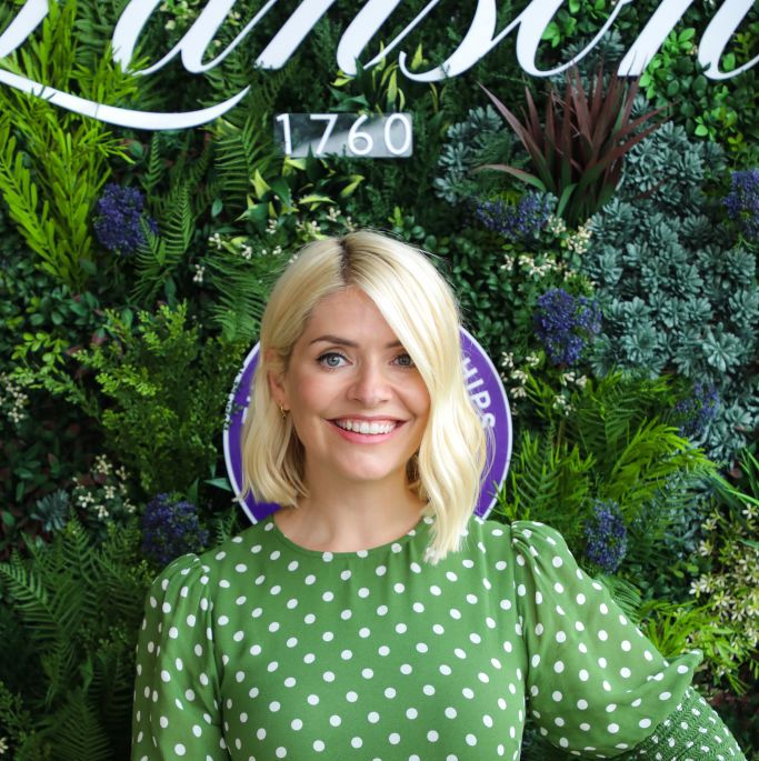 Holly Willoughby's This Morning outfit today: How to get her scallop edge  little black - Heart