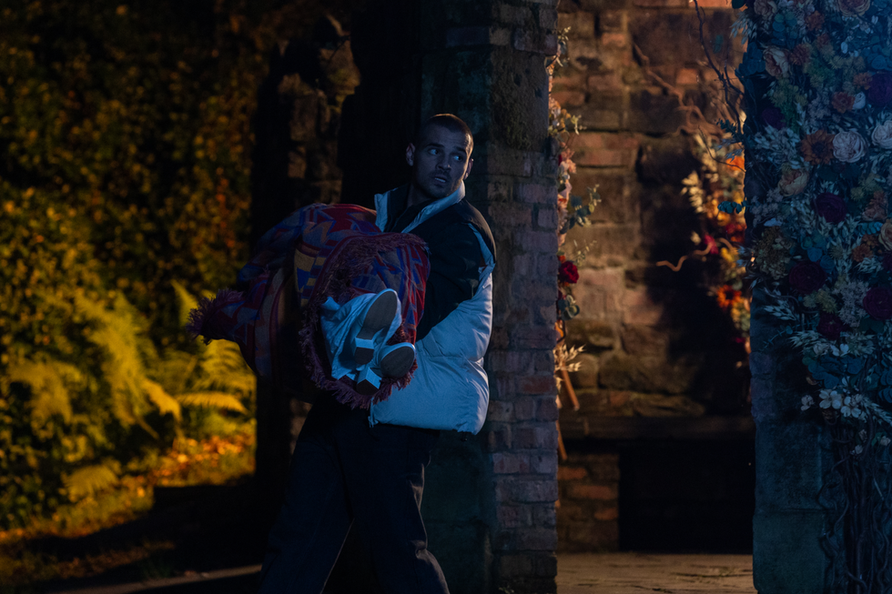 abe fielding carries cleo mcqueen's lifeless body in hollyoaks