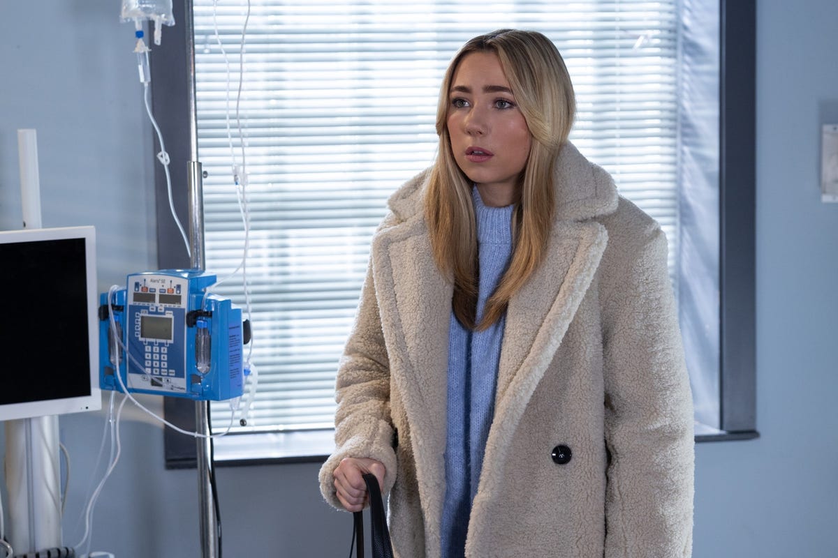 preview for Hollyoaks Soap Scoop! Peri gets suspicious of Abe